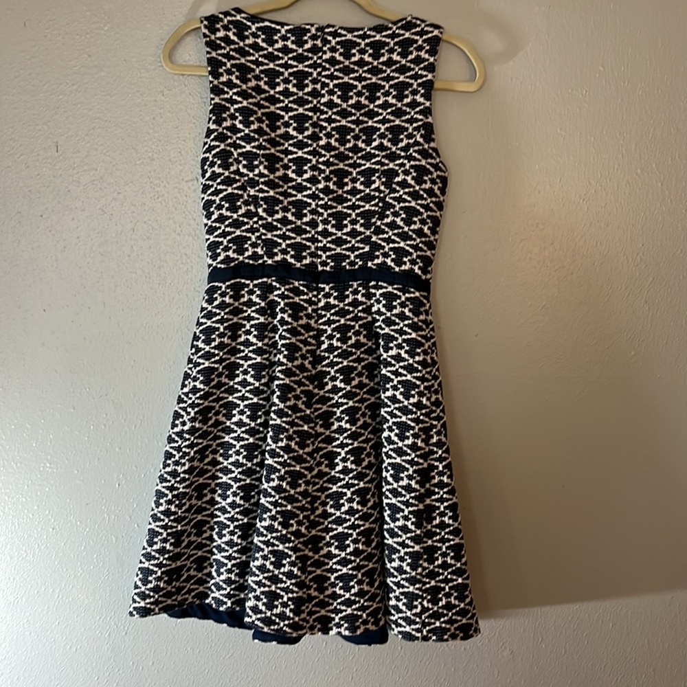 Maia navy and white heavyweight, sleeveless dress. Size 4. Fits like a 0-2 - Picture 6 of 10